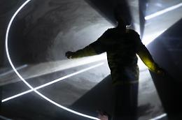 La luce prende corpo nella Reggia di Venaria: in mostra le sculture luminose interattive di Anthony McCall