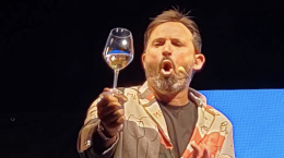 Gianluca Impastato conquista Torino con ironia e nostalgia: “Sogno o son single” tra Just Cavalli e Chicco D’Oliva