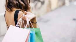 Saldi d’estate, ma è già tutto scontato: partenza ufficiale il 5 luglio, ma i consumatori hanno anticipato i tempi