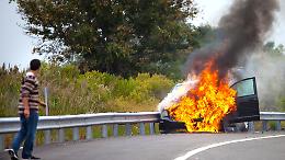  Auto in fiamme sull’A21, passeggeri in fuga
