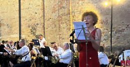 La magia della musica sotto le stelle: la Filarmonica incanta Favria