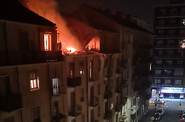 “Scappate, il palazzo brucia!”: Torino si sveglia tra le fiamme. Una vita spezzata, cinque feriti, un quartiere in lacrime