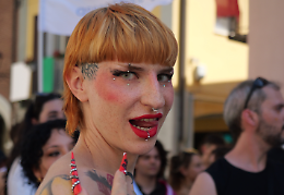 Ciriè sfila per i diritti: il Pride 2025 è una rivolta di colori e coraggio (FOTO e VIDEO)