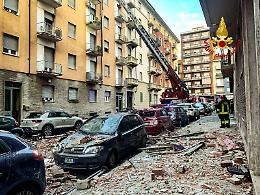 Esplosione in un appartamento a Torino: cinque feriti, un disperso