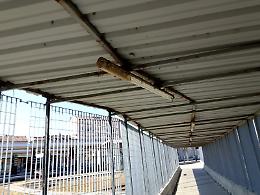 Chivasso, tunnel da incubo, direzione stazione: fili penzolanti, vetri rotti e buio pesto