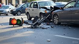 Incidente stradale in Barriera di Milano: semaforo abbattuto, traffico nel caos