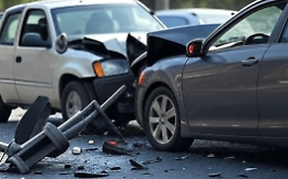 Spaventoso schianto sulla provinciale: Fiat 500 si ribalta nel fosso, 21enne ferita