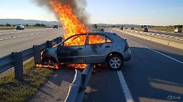 Incidente autostradale nel Pinerolese: un'auto prende fuoco, conducente in ospedale