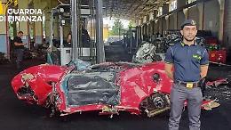 Toyota travestita da Ferrari, demolita ad Asti
