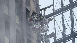 Notte di paura a Novara: incendio in un palazzo, residenti soccorsi intrappolati ai piani alti