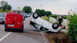 Auto finisce fuori strada a Cambiano. Due ragazze ferite, traffico in tilt