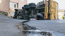 Colpo di sonno o malore? Camion si ribalta e riversa terra in un campo a Druento