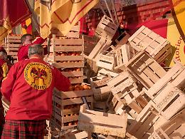Battaglia delle arance. I Diavoli si spostano da piazza del Rondolino a piazza Freguglia
