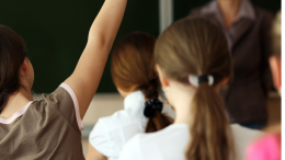 La maestra Pinuccia va in pensione dopo 40 anni: "Ogni bambino è un mondo da amare"