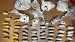 Torino, arrestato con 202 ovuli di crack nascosti sotto lo strofinaccio
