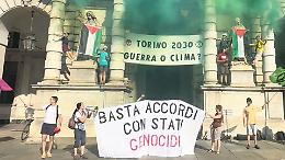 Extinction Rebellion a Torino: protesta simbolica contro il legame tra guerra e crisi climatica