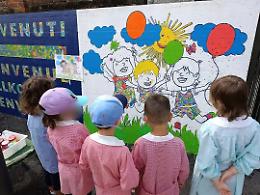 Un benvenuto in mille lingue: il murales della scuola Fillak emoziona Montanaro
