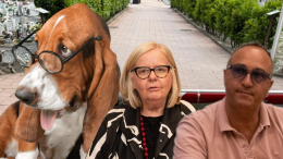 Ivrea, vietato entrare col cane al cimitero. Ma il regolamento dice il contrario