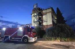 Volpiano, incendio in un hotel dismesso: intervento dei Vigili del Fuoco 