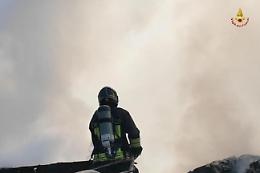 Incendio in un deposito di rotoballe: Vigili del Fuoco al lavoro