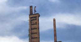  Si arrampica su un pilone delle ex acciaierie Fiat: interrotto il Kappa Futur Festival