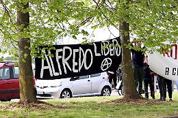 Sede di Fratelli d’Italia imbrattata e minacce alla Rai: perquisite quattro persone legate ai cortei pro-Cospito