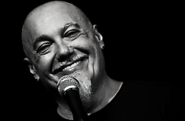 Comicità sotto le stelle: Daniele Raco accende il Chiostro di Castiglione