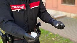 Spaccio in una cascina abbandonata: cocaina, hashish e un tuffo nel vuoto per fuggire ai carabinieri