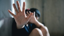 "Mi ha violentata nel sonno!". In Tribunale riconosce per caso il suo aggressore e scoppia in lacrime