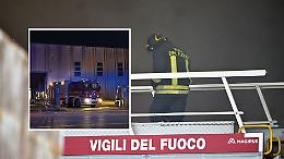 Incendio in un’azienda di stampi a Pianezza: fiamme nella notte, nessun ferito ma paura e danni