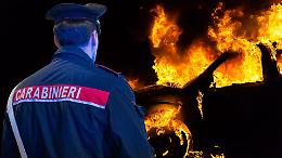 Auto in fiamme in una cascina: trovato un corpo carbonizzato