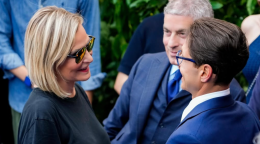 Simona Ventura torna al timone della tv che conta: “Carica a pallettoni” per il Grande Fratello NIP 