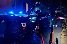 Biella, rissa feroce fuori dalla discoteca: due poliziotti feriti con cocci di bottiglia
