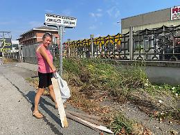 Leinì tra rifiuti e volontari: via Osella è una discarica, ma c’è chi lotta