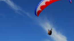 Paura in cielo: parapendista precipita nella boscaglia, è grave