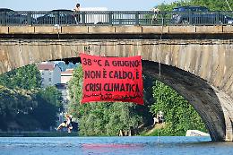 Appesi al ponte contro il caldo assassino: “È crisi climatica, non estate”