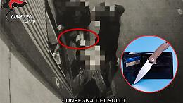 Trappola su sito di incontri, 23enne rapinato con un coltello e costretto a spogliarsi (VIDEO&FOTO)