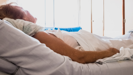 Cade dal letto a 92 anni, l’Asl To4 condannata: “Mancavano le sponde di protezione”
