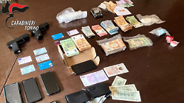 Arrestato con 100 grammi di cocaina e quasi 48mila euro in contanti: sequestrati droga, soldi e pistole giocattolo