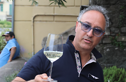 Al centro.... Massimiliano De Stefano osserva, la maggioranza concede 