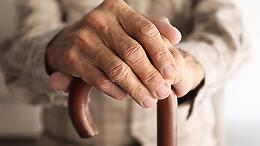 Anziano di 82 anni mette in fuga col bastone un rapinatore. Era stato immobilizzato