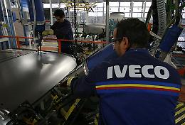 Gli indiani si comprano Iveco: Exor tratta con Tata, lavoratori appesi a un filo