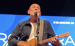 Sergio Sgrilli incanta il Parco Dora Live con “20 in poppa”
