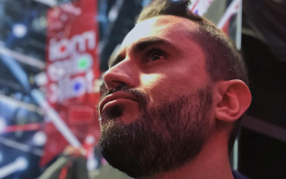 Enrico Balsamo, l’uomo che parla senza muovere le labbra (e incanta con ogni parola)
