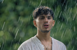 Dennis lancia la sua “Estate Infinita”: il singolo che fa ballare anche i nonni