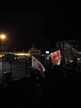 Blitz notturno No Tav a Susa: tagliata la rete, battitura ai cancelli e una “buonanotte bagnata” alla polizia (VIDEO)