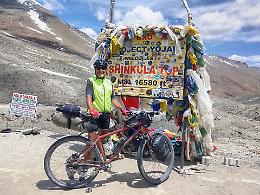 Ex sindaco del Canavese conquista l’Himalaya in bici: l’impresa a 5050 metri