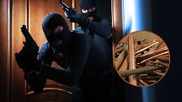 Sorpresi sul tetto mentre rubano grondaie di rame: a incastrarli è un cittadino svegliato dai rumori nella notte