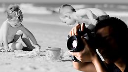 Paura in spiaggia: uomo fotografa parti intime in spiaggia, anche dei bambini