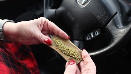 Guida sotto effetto di stupefacenti e con marijuana nascosta in auto